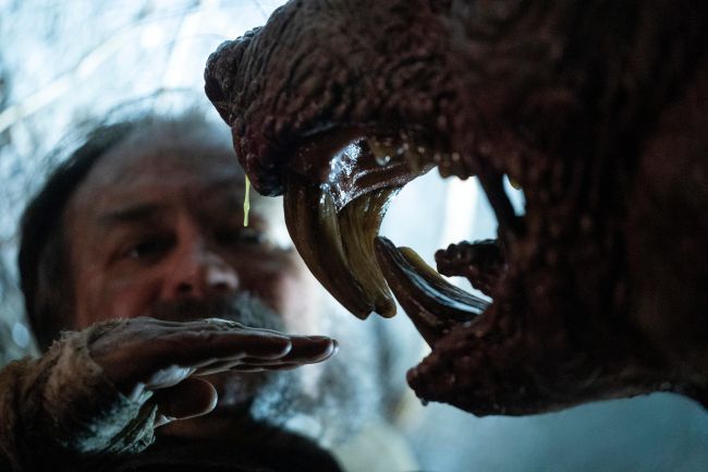 O personagem Masson enfrenta a Rata Rainha em Graveyard Rats, episódio 2 de Gabinete de Curiosidades de Guillermo Del Toro